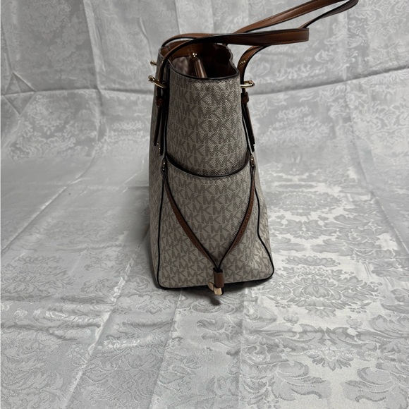 Michael Kors Voyager Signature Vanilla and Brown Tote - Picture 4 of 9